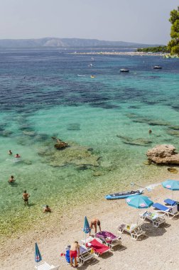 Golden Cape plajında bir sürü insan var. Altın Pelerin, Hırvatistan 'ın Brac adasındaki en ünlü plajı..