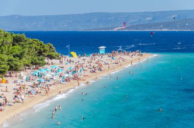 Golden Cape plajında bir sürü insan var. Altın Pelerin, Hırvatistan 'ın Brac adasındaki en ünlü plajı..