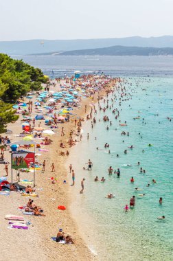 Golden Cape plajında bir sürü insan var. Altın Pelerin, Hırvatistan 'ın Brac adasındaki en ünlü plajı..