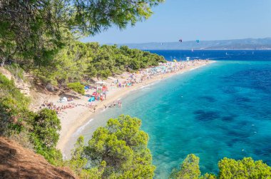 Golden Cape plajında bir sürü insan var. Altın Pelerin, Hırvatistan 'ın Brac adasındaki en ünlü plajı..