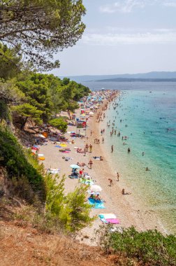 Golden Cape plajında bir sürü insan var. Altın Pelerin, Hırvatistan 'ın Brac adasındaki en ünlü plajı..