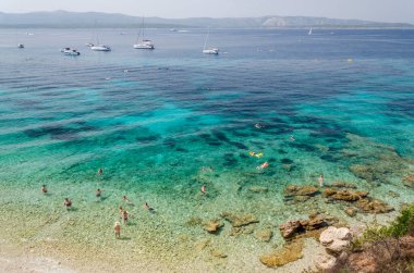 Golden Cape plajında bir sürü insan var. Altın Pelerin, Hırvatistan 'ın Brac adasındaki en ünlü plajı..