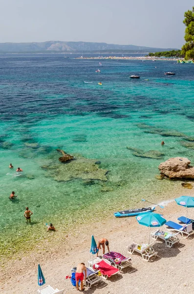 金开普海滩上人山人海 金角湾是克罗地亚最有名的海滩 位于布拉克岛上 — 图库照片