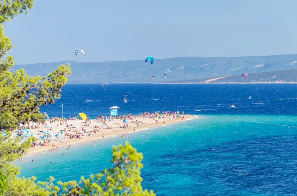 ゴールデンケープビーチの人々の群衆 黄金岬は ブラック島に位置するクロアチアで最も有名なビーチです — ストック写真