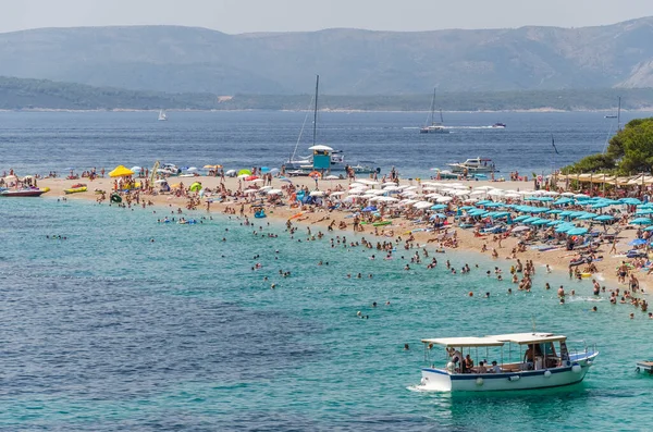 Golden Cape plajında bir sürü insan var. Altın Pelerin, Hırvatistan 'ın Brac adasındaki en ünlü plajı..