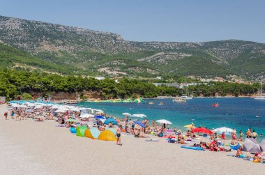 Golden Cape plajında bir sürü insan var. Altın Pelerin, Hırvatistan 'ın Brac adasındaki en ünlü plajı..