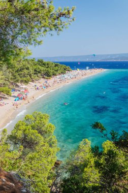 Golden Cape plajında bir sürü insan var. Altın Pelerin, Hırvatistan 'ın Brac adasındaki en ünlü plajı..