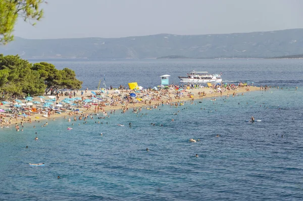 Golden Cape plajında bir sürü insan var. Altın Pelerin, Hırvatistan 'ın Brac adasındaki en ünlü plajı..