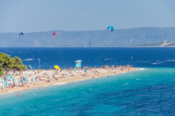 Golden Cape plajında bir sürü insan var. Altın Pelerin, Hırvatistan 'ın Brac adasındaki en ünlü plajı..