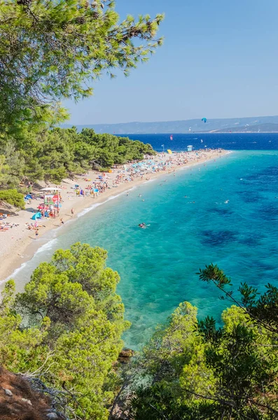 Golden Cape plajında bir sürü insan var. Altın Pelerin, Hırvatistan 'ın Brac adasındaki en ünlü plajı..