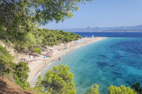 Golden Cape plajında bir sürü insan var. Altın Pelerin, Hırvatistan 'ın Brac adasındaki en ünlü plajı..