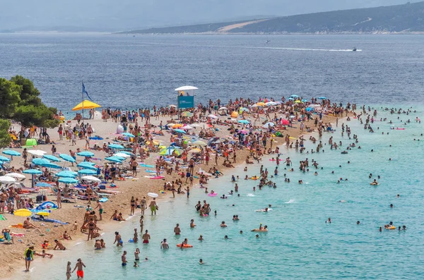 Golden Cape plajında bir sürü insan var. Altın Pelerin, Hırvatistan 'ın Brac adasındaki en ünlü plajı..