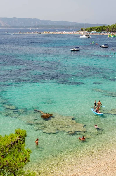 金开普海滩上人山人海 金角湾是克罗地亚最有名的海滩 位于布拉克岛上 — 图库照片