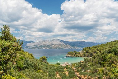 Hırvatistan 'ın Brac adasının kuzey kıyısındaki Lovrecina' nın resimli kumlu plajı.