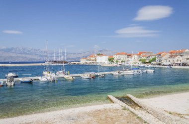 Picturesque Körfezi ve eski Postira kasabası. Postira, Hırvatistan 'ın Brac adasının kuzey kıyısında yer alıyor.