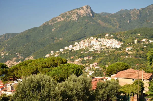 Vacker utsikt över byn raito på Amalfikusten i Italien — Stockfoto