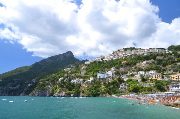 Veduta panoramica del borgo raito sulla costa amalfitana in Italia — Foto Stock