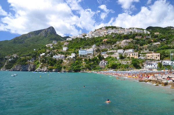 Schilderachtig uitzicht op het dorp raito op Amalfikust in Italië — Stockfoto