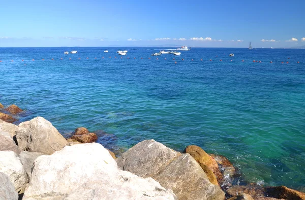 Pintoresco paisaje de verano de hermosa playa en marina grande en la isla de Capri, Italia — Foto de Stock