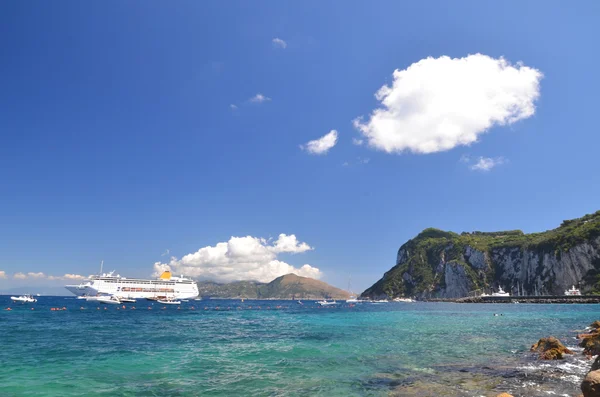 Viehättävä kesämaisema kauniilla rannalla Marina Grande Capri saarella, Italia — kuvapankkivalokuva