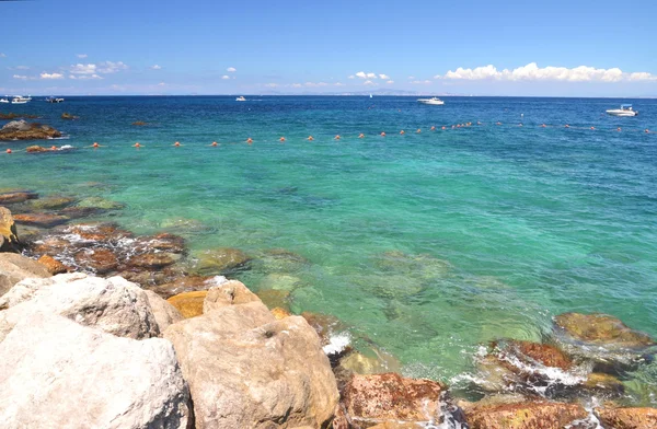 Paisagem pitoresca de verão de bela praia na marina grande na ilha de capri, Itália — Fotografia de Stock