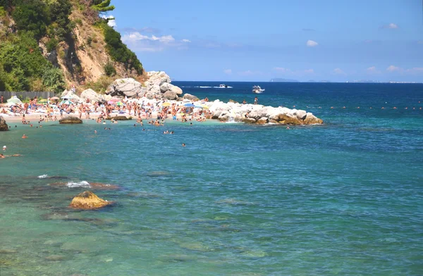 Pintoresco paisaje de verano de hermosa playa en marina grande en la isla de Capri, Italia —  Fotos de Stock