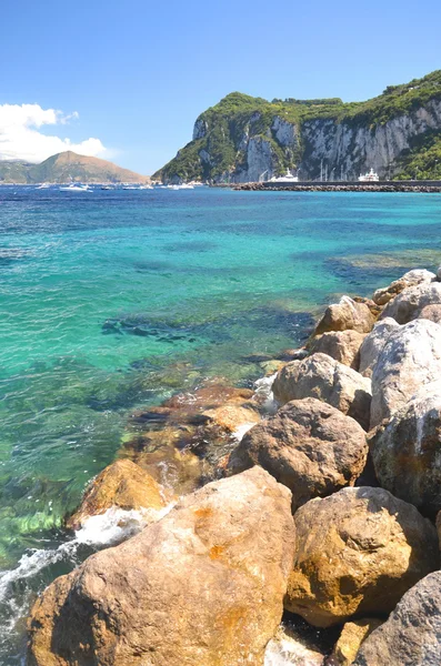 Viehättävä kesämaisema kauniilla rannalla Marina Grande Capri saarella, Italia — kuvapankkivalokuva
