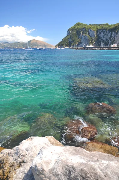 Viehättävä kesämaisema kauniilla rannalla Marina Grande Capri saarella, Italia — kuvapankkivalokuva