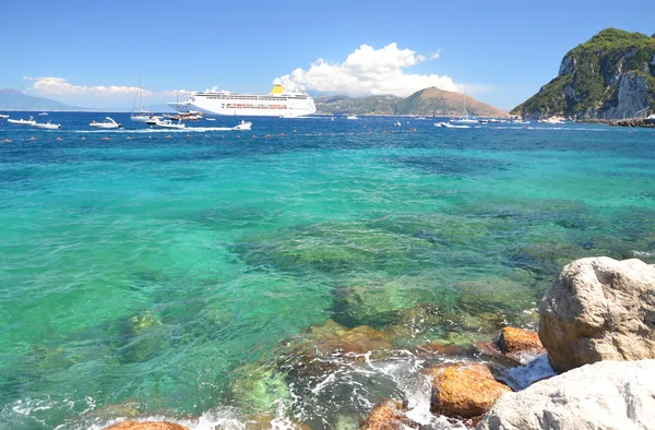 Viehättävä kesämaisema kauniilla rannalla Marina Grande Capri saarella, Italia — kuvapankkivalokuva