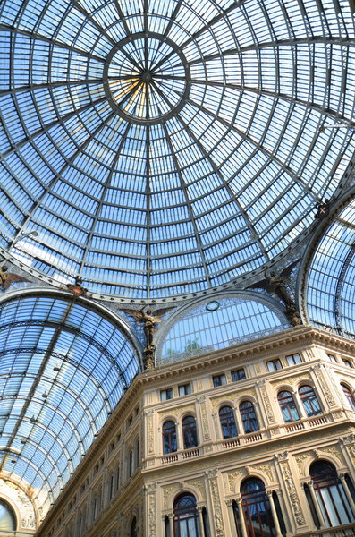 Архитектурные детали интерьера галереи Умберто I в Неаполе, Италия
