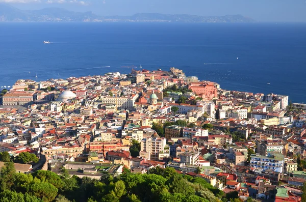 Panorama estivo pittoresco di Napoli, regione Campania in Italia — Foto Stock