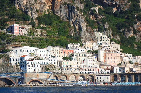 Vista panoramica del villaggio atrani sulla costa amalfitana in Italia — Foto Stock