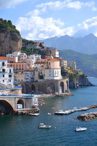 Vista panorámica del pueblo atrani en la costa amalfitana en italia —  Fotos de Stock
