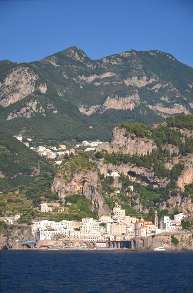 Vista panorámica del pueblo atrani en la costa amalfitana en italia — Foto de Stock