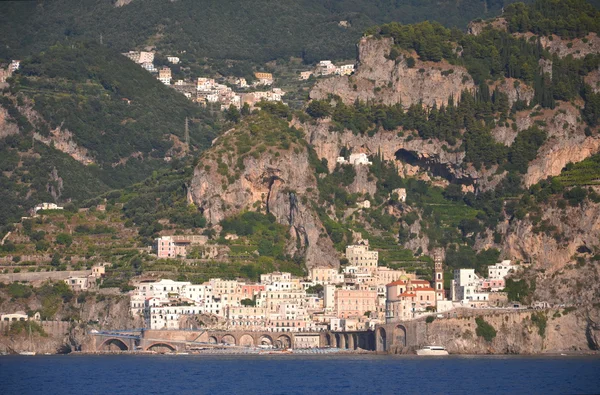 Vue panoramique du village atrani sur la côte amalfitaine en Italie — Photo