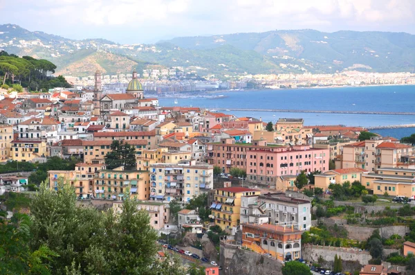 Viehättävä maisema vietri sul mare amalfin rannikolla Italiassa — kuvapankkivalokuva