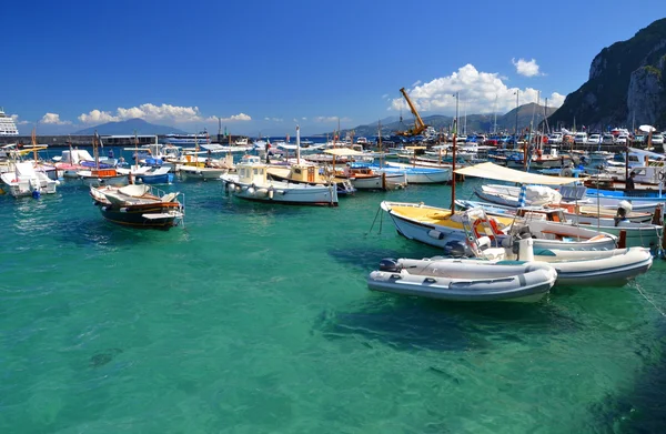 Malerischer Yachthafen grande auf der Insel Capri, Italien — Stockfoto