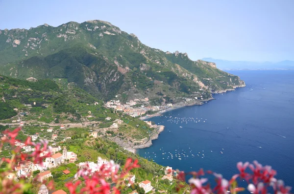 Indrukwekkende schilderachtig uitzicht op de stad maiori op de kust van amalfi, Italië — Stockfoto