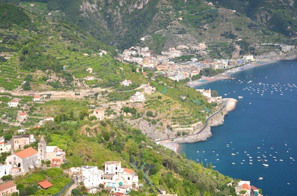 Impressionante vista panorâmica da cidade maiori na costa amalfitana, itália — Fotografia de Stock