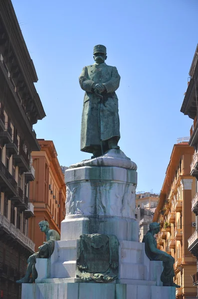 La estatua del rey de Italia Umberto I en Nápoles — Foto de Stock