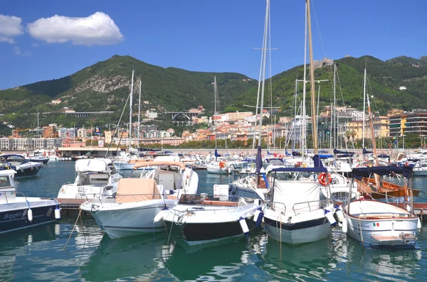 Pittoresk utsikt över småbåtshamnen i salerno, Italien — Stockfoto