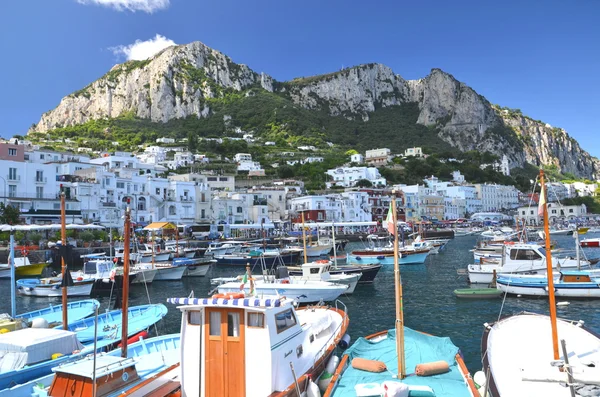 Malerischer Yachthafen grande auf der Insel Capri, Italien — Stockfoto