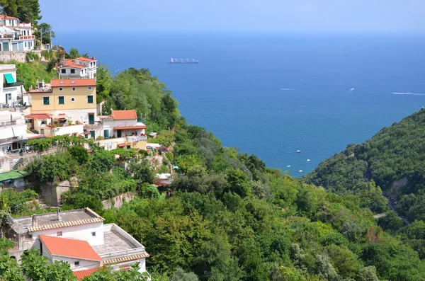 Vacker utsikt över byn albori på Amalfikusten i Italien — Stockfoto