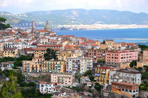 Pintoresco paisaje de vietri sul mare en la costa de amalfi en Italia — Foto de Stock