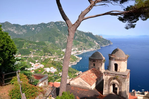Pittoreska landskap av berömda Amalfikusten, Visa från villa rufolo i ravello, Italien — Stockfoto