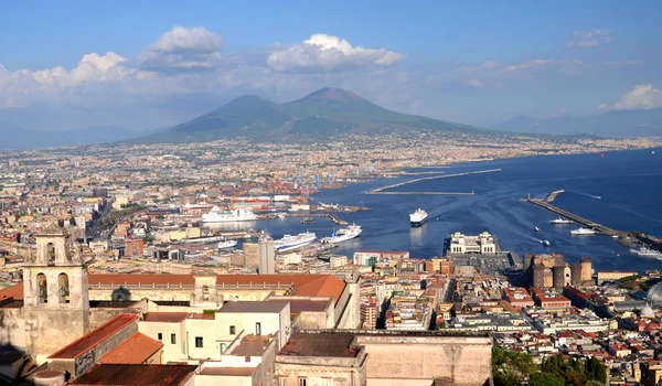 ナポリとヴェスヴィオ山、イタリアの美しい夏のパノラマ — ストック写真