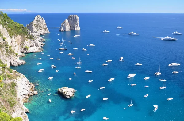 Wunderschöne Landschaft der berühmten Faraglioni-Felsen auf der Insel Capri, Italien — Stockfoto