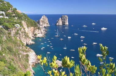 capri Adası, İtalya'da ünlü faraglioni taştan muhteşem manzara