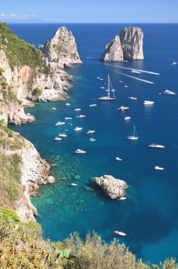 capri Adası, İtalya'da ünlü faraglioni taştan muhteşem manzara