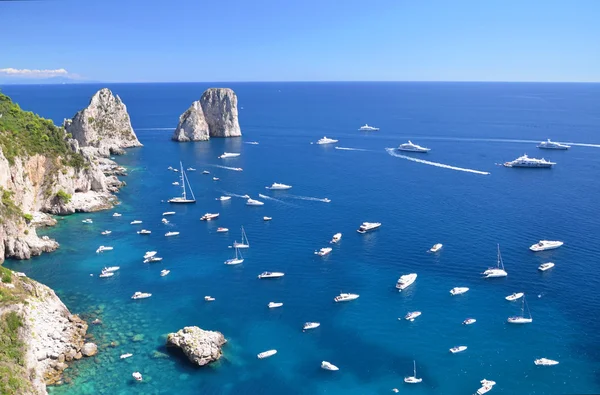 Prachtige landschap van beroemde faraglioni rotsen op capri eiland, Italië — Stockfoto